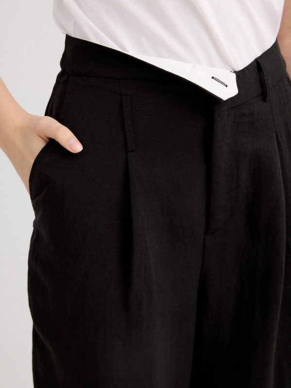 Pantalón pinzas wide leg asimétrico negro vista detalle