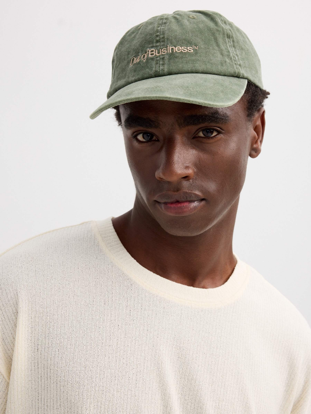 Gorra baseball Business kaki con modelo