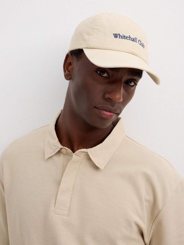 Whitehall baseball cap beige with a model