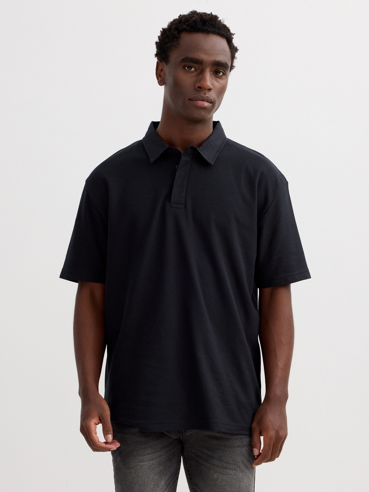 Polo piqué básico preto vista meia frontal