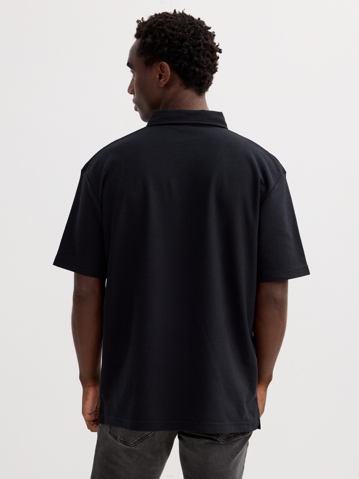 Polo piqué básico negro vista media trasera