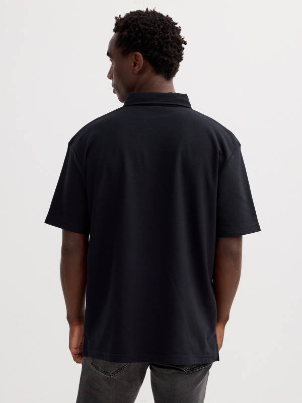 Polo piqué básico negro vista media trasera