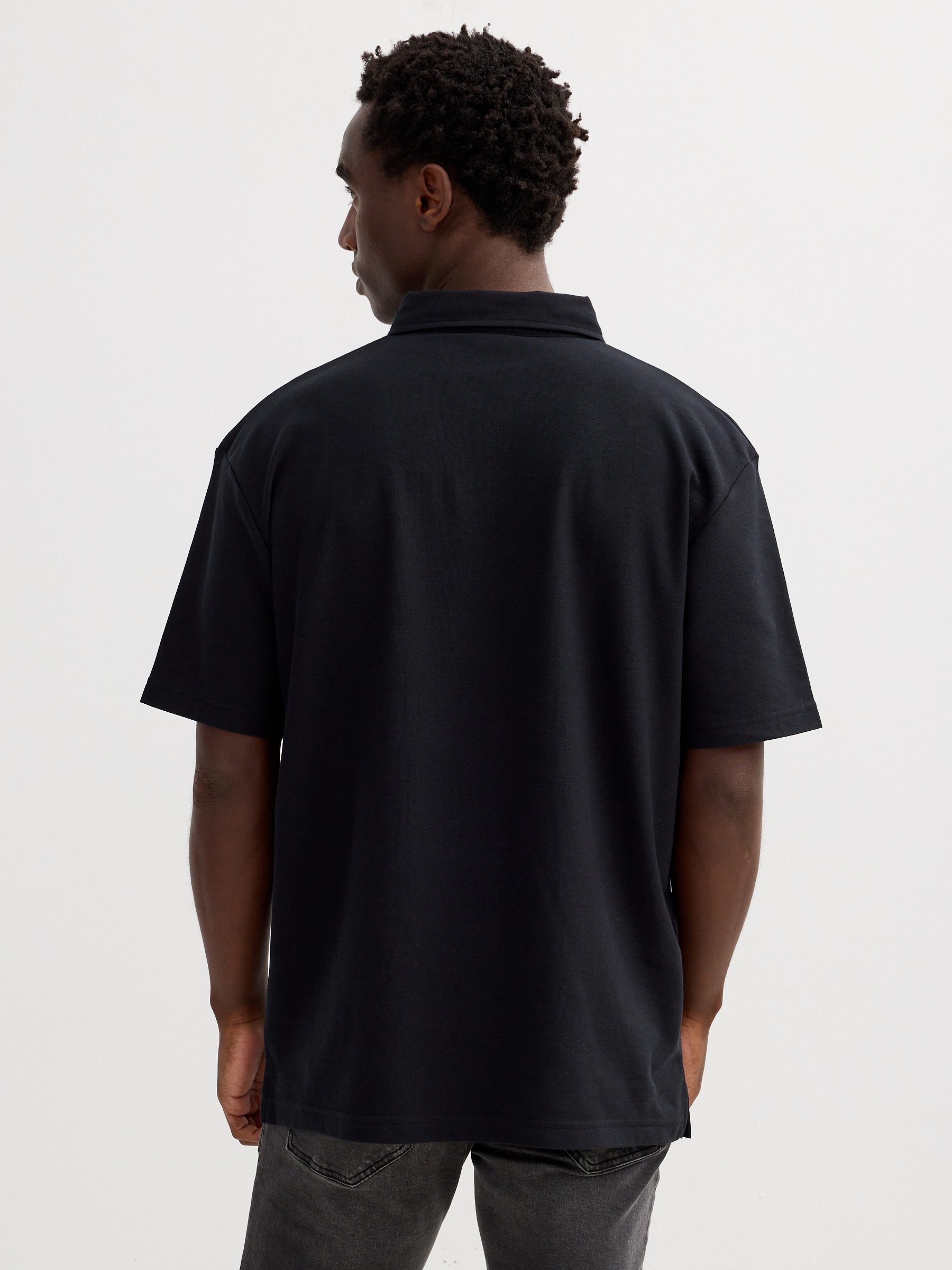 Polo piqué básico preto vista meia frontal