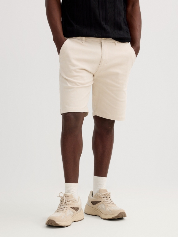 Bermuda Chino casual crudo vista media trasera