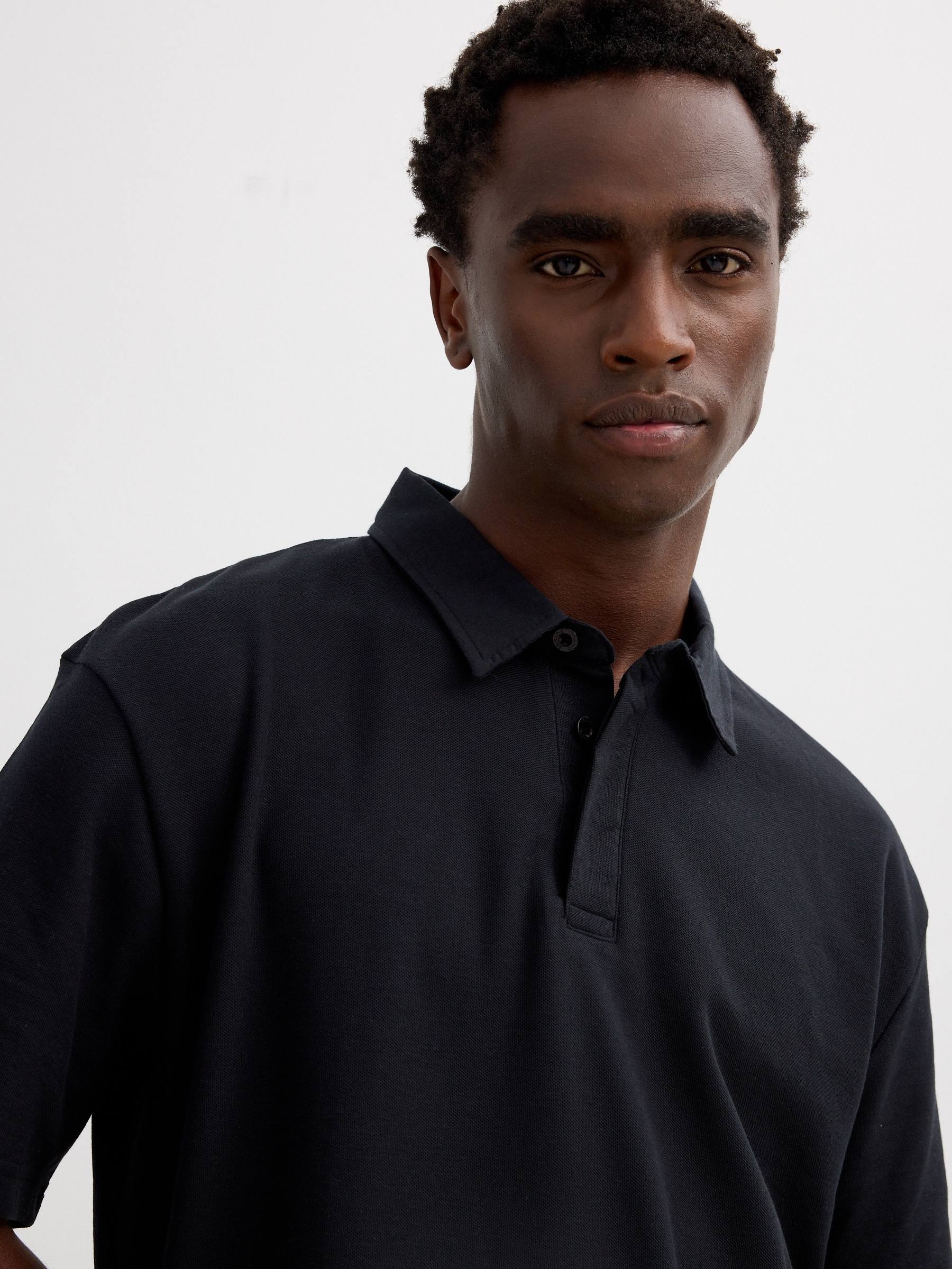 Polo piqué básico preto vista meia frontal