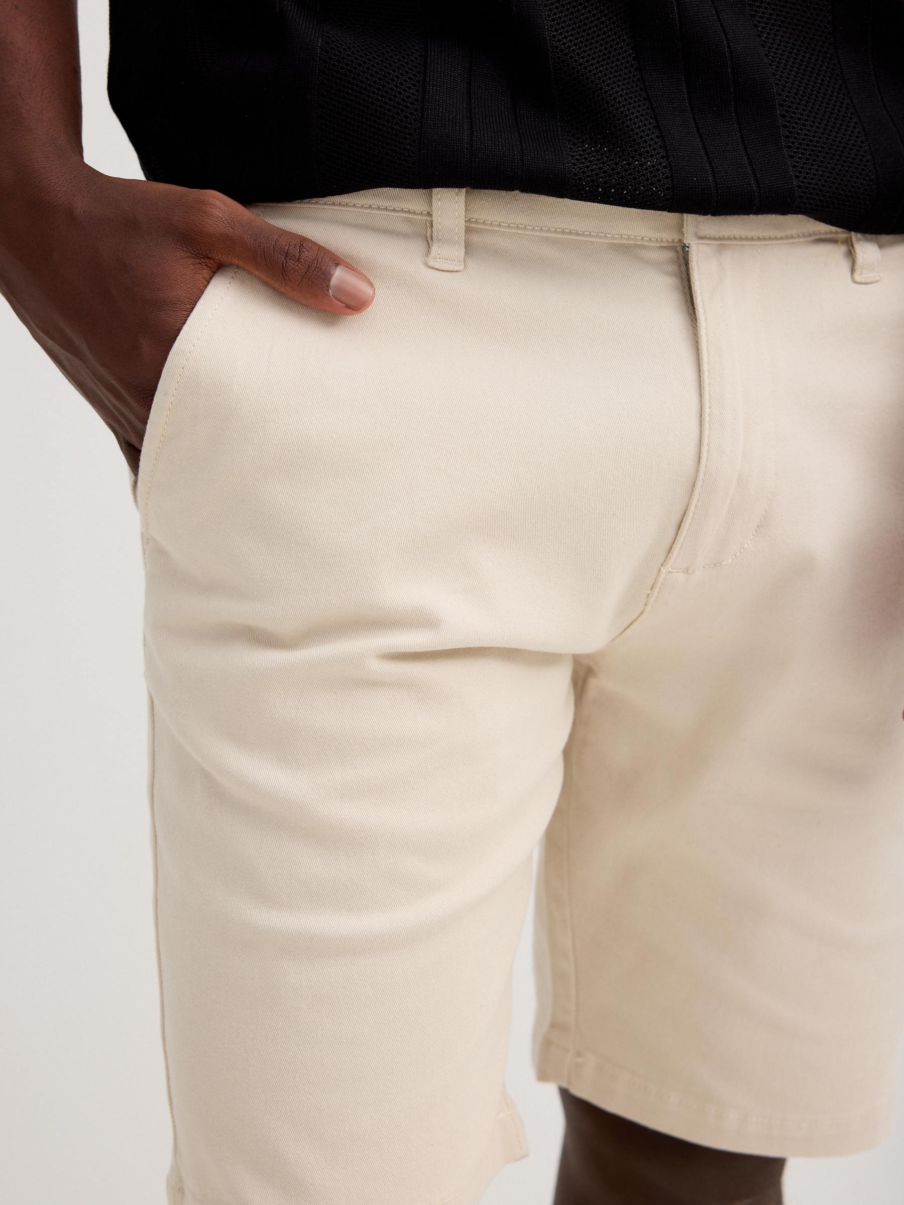 Bermuda Chino casual crudo vista media frontal