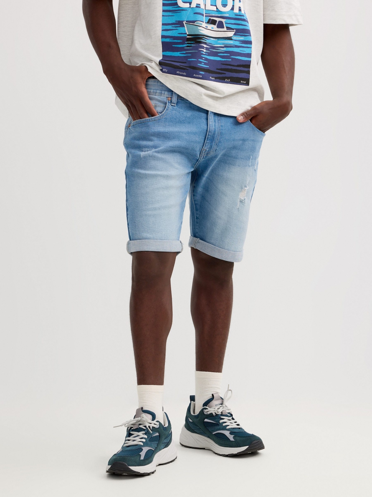 Bermuda jeans rasgada regular fit azul vista meia traseira