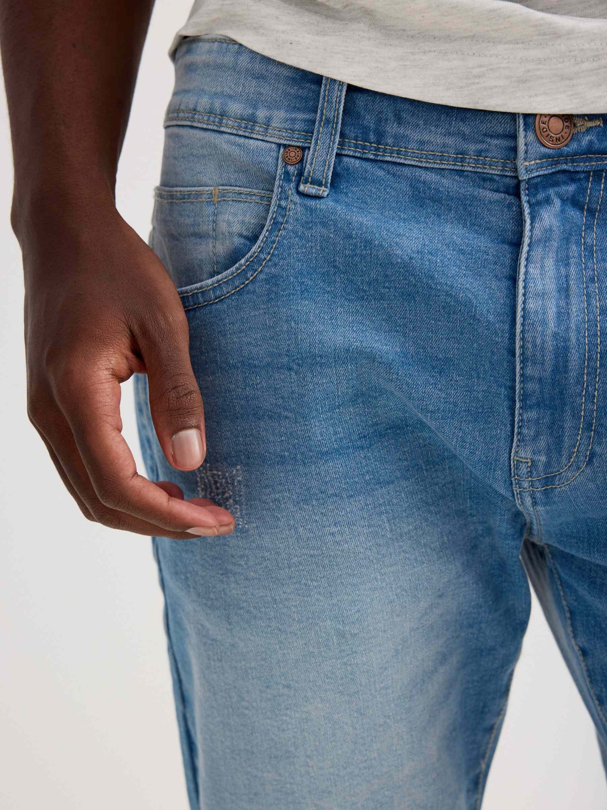 Bermuda vaquera rota regular fit azul vista detalle