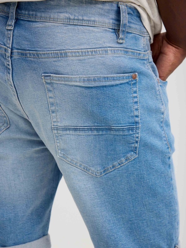 Bermuda jeans rasgada regular fit azul vista detalhe