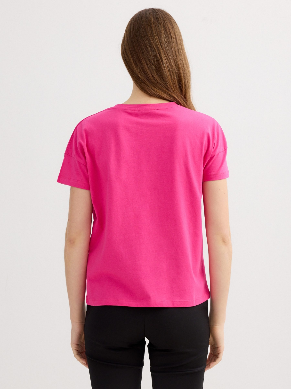 Camiseta com flores bordadas rosa magenta vista meia traseira