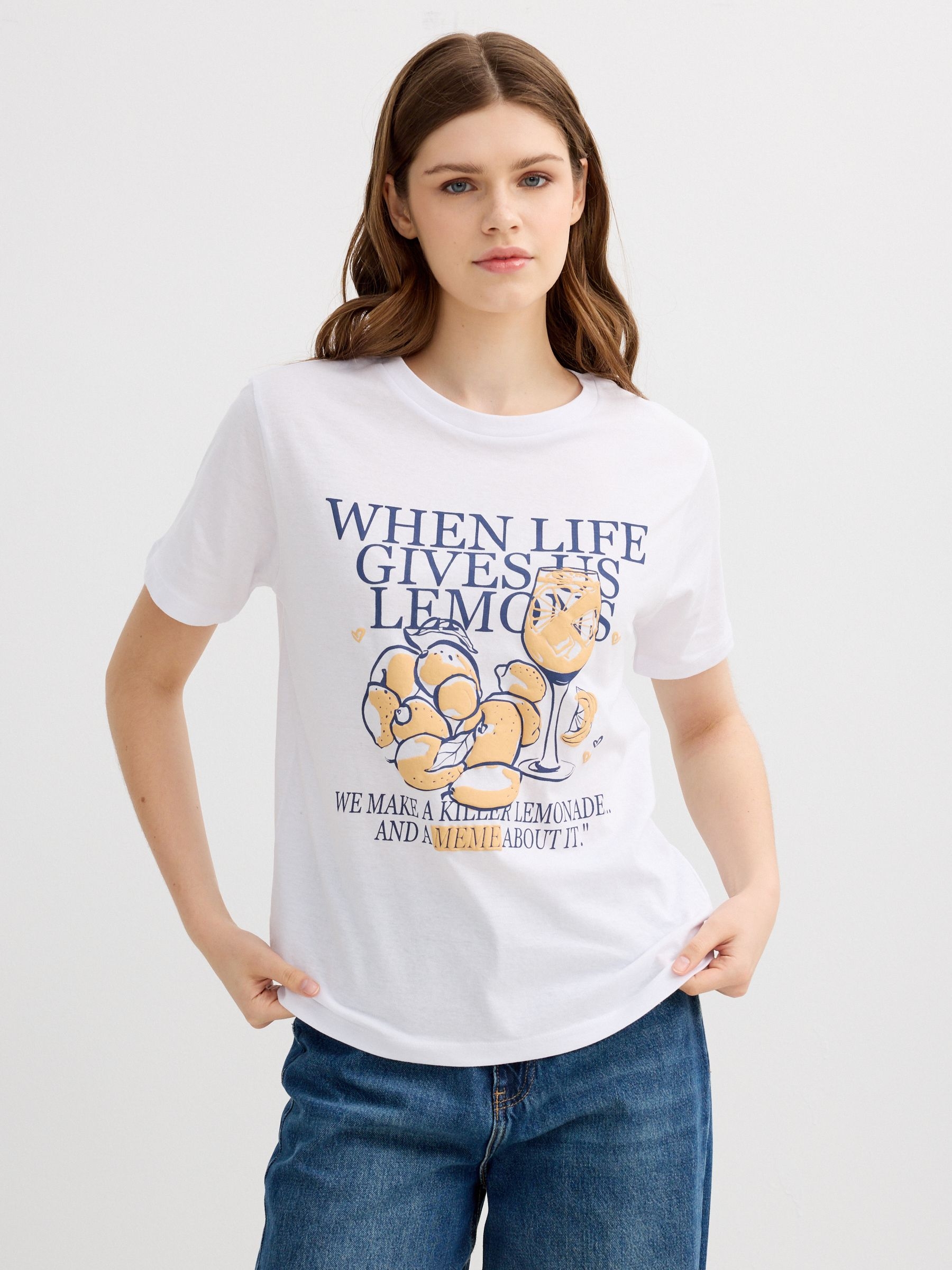 Camiseta oversize limones blanco vista media frontal