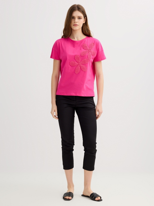 Camiseta flores bordado rosa magenta vista general frontal