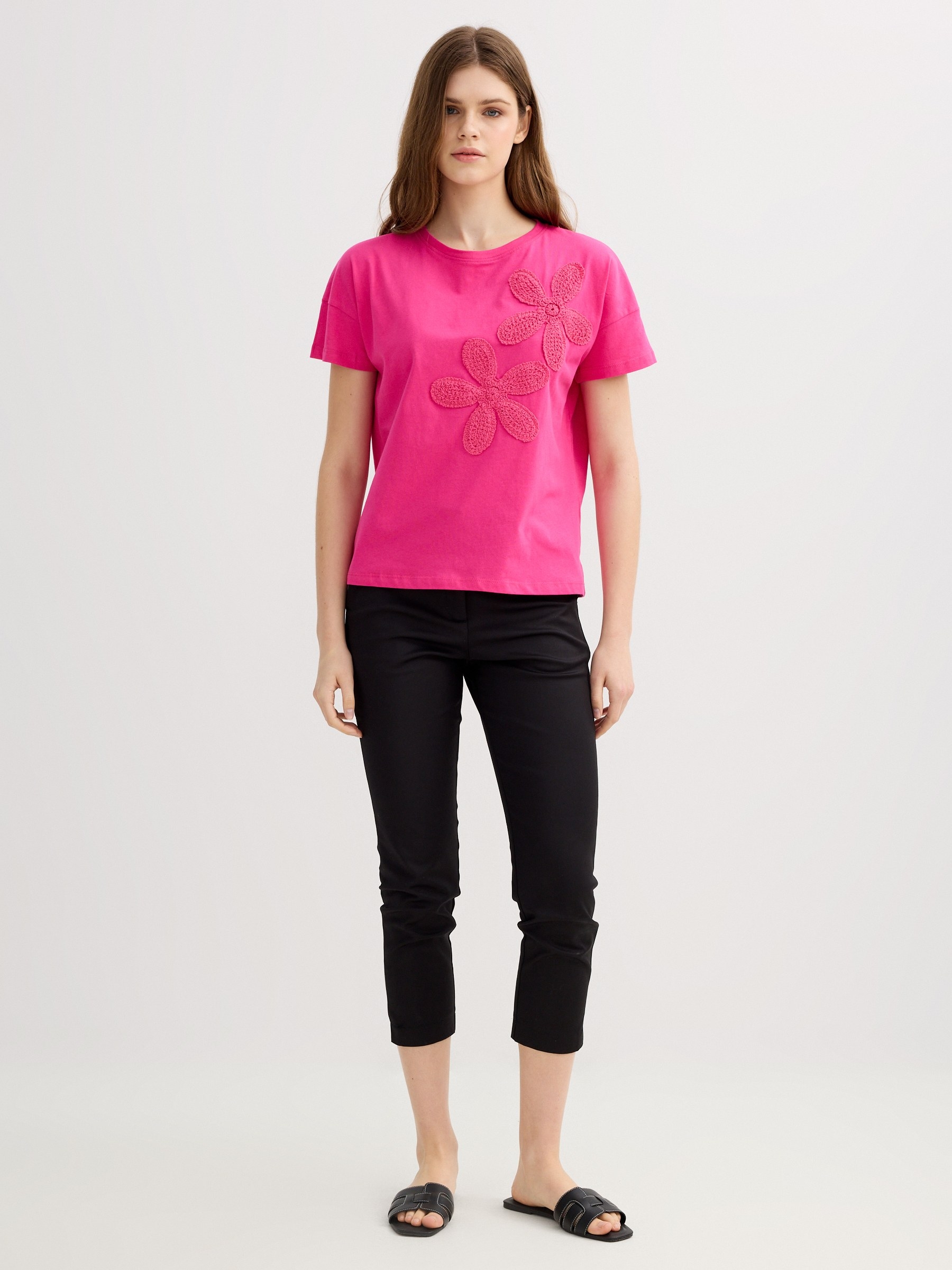 Camiseta flores bordado rosa magenta vista media frontal