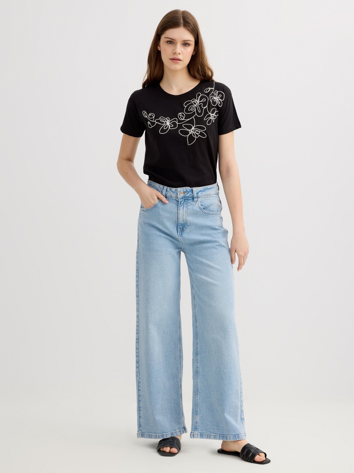 Camiseta bordado floral negro vista general frontal