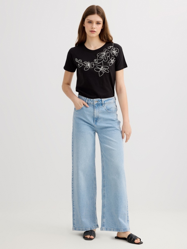 Camiseta bordada floral preto vista geral frontal