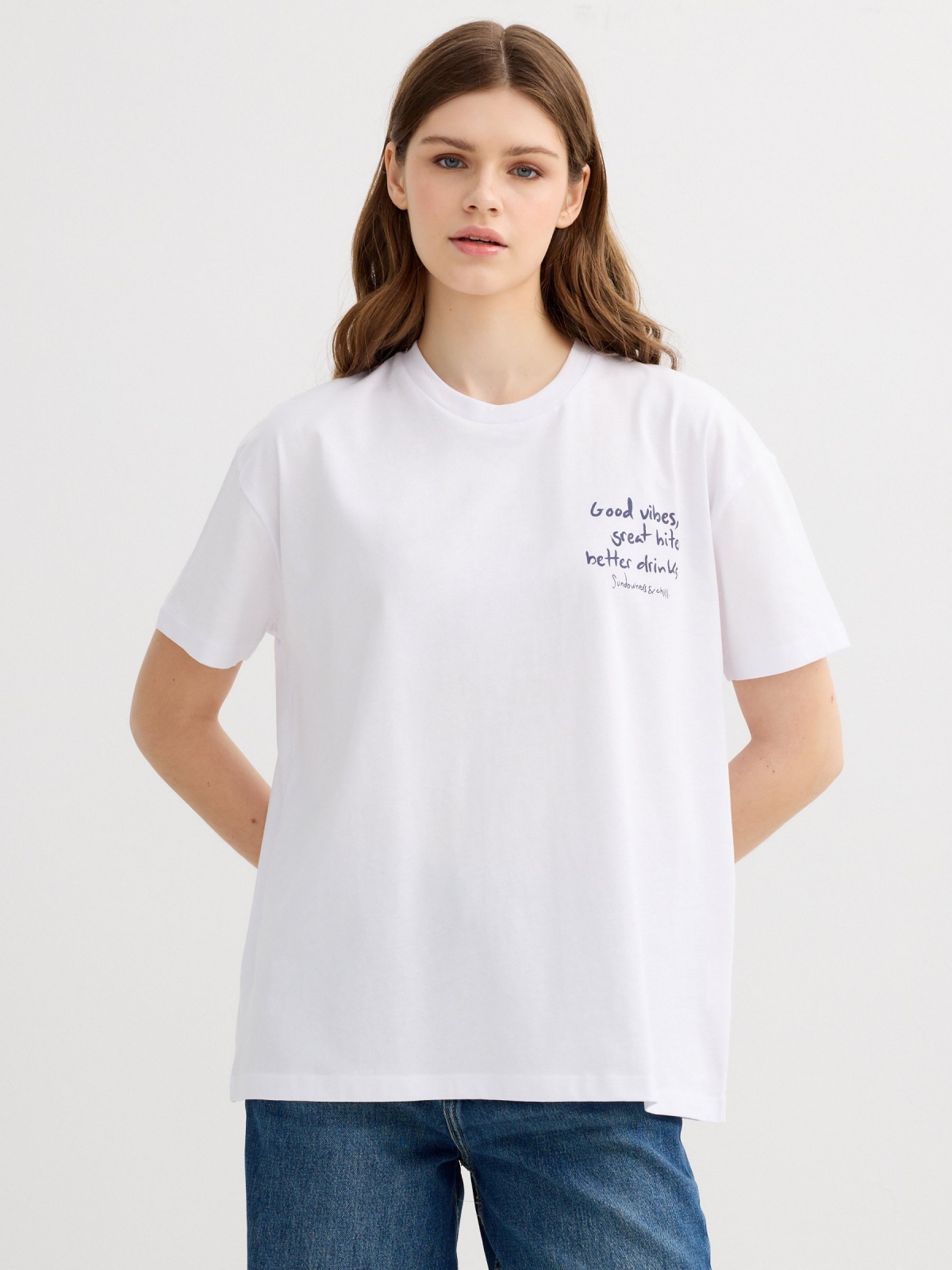 Camiseta oversized good vibes branco vista meia frontal