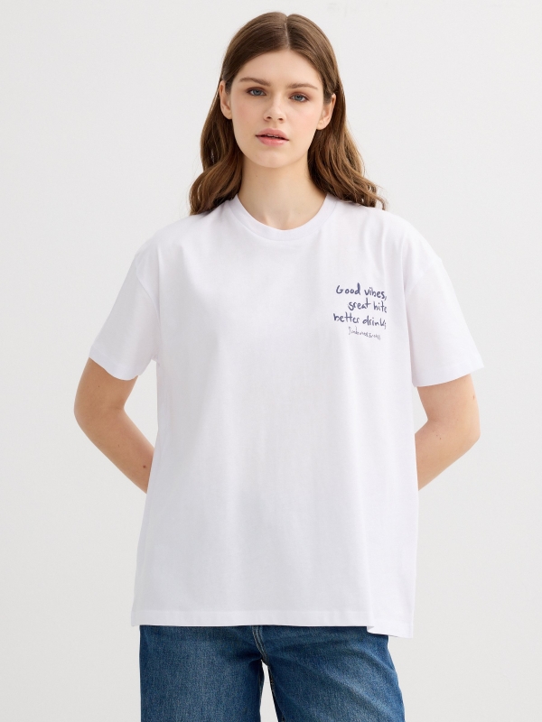 Camiseta oversized good vibes branco vista meia frontal
