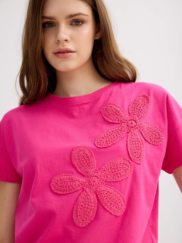 Camiseta flores bordado rosa magenta vista detalle
