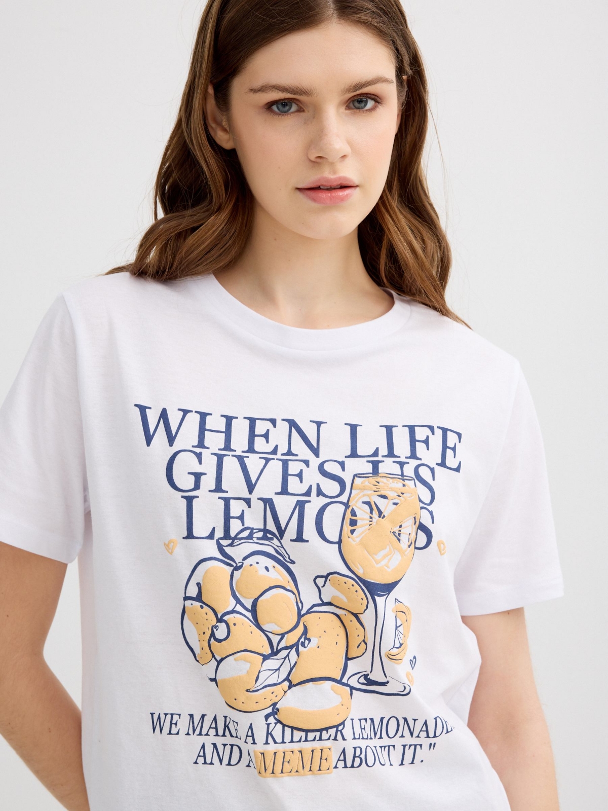 Camiseta oversized limões branco vista detalhe