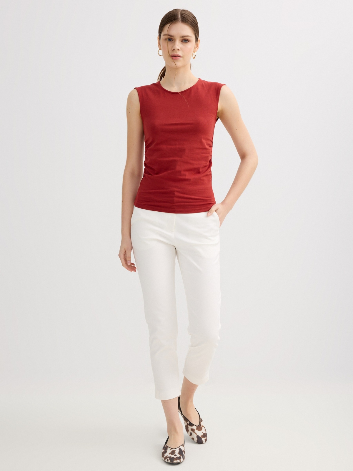 Camiseta slim franzida sem mangas terracota vista geral frontal