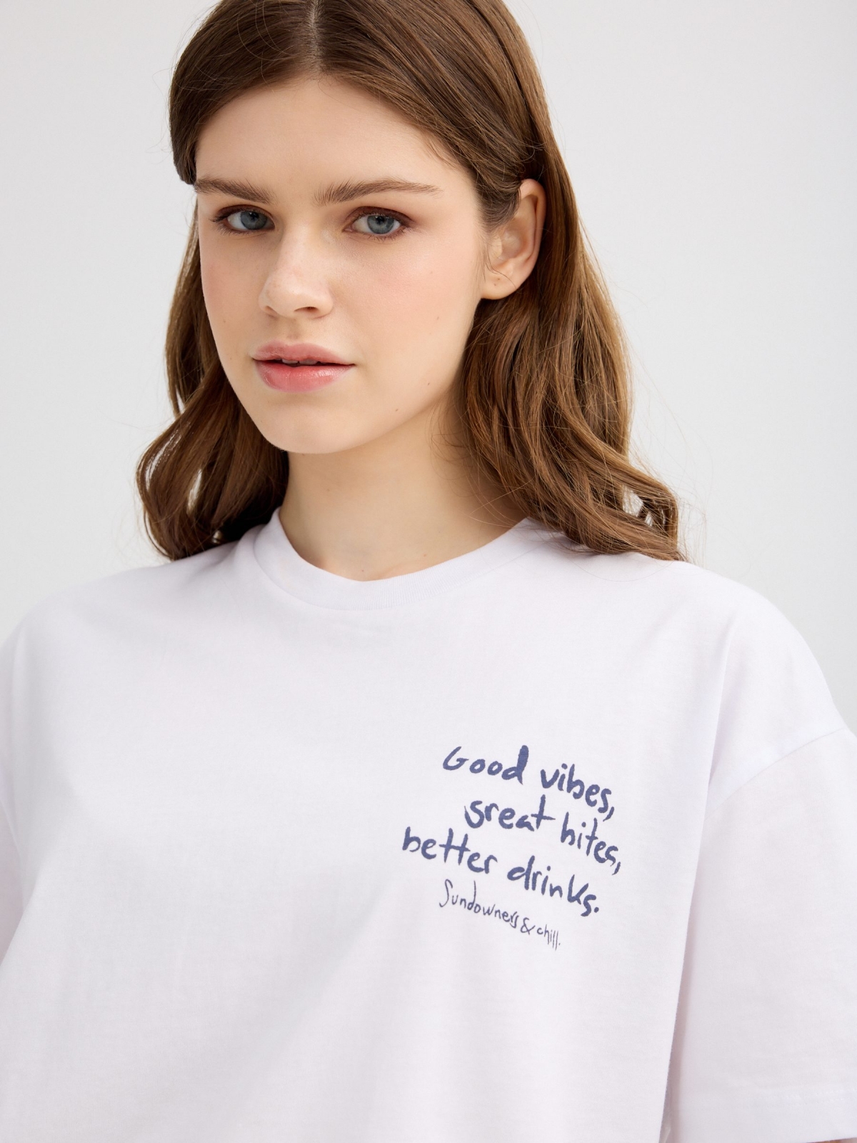 Camiseta oversize good vibes blanco vista detalle