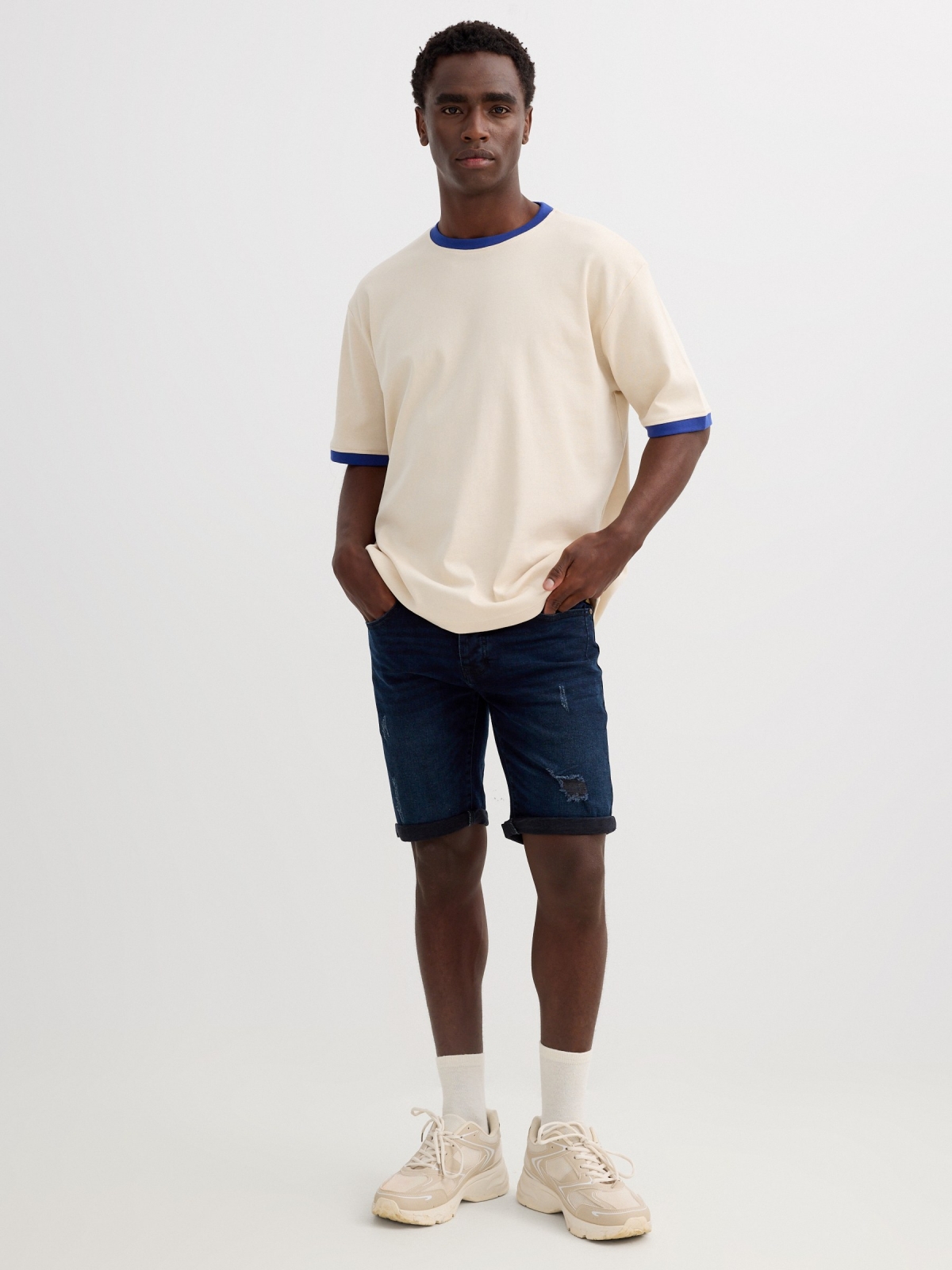 Bermuda jeans azul escuro rasgados azul vista meia frontal