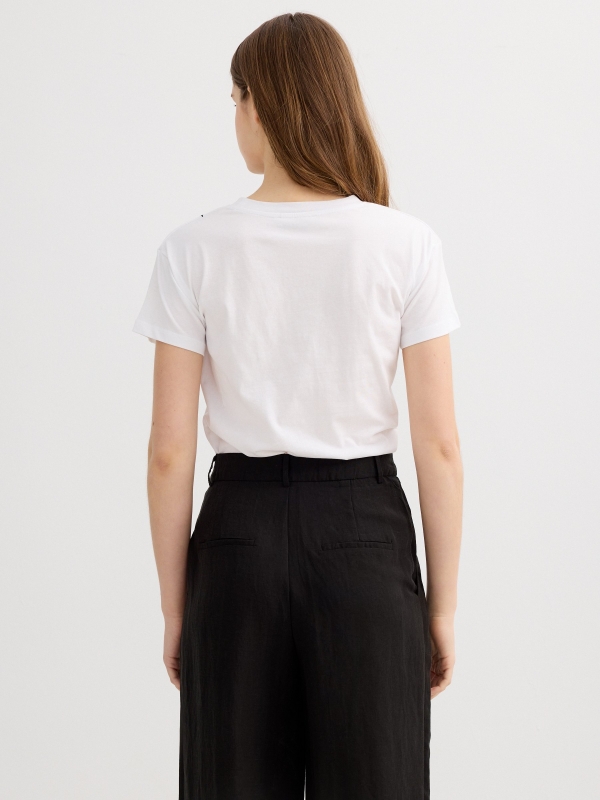 Camiseta bordada floral branco vista meia traseira