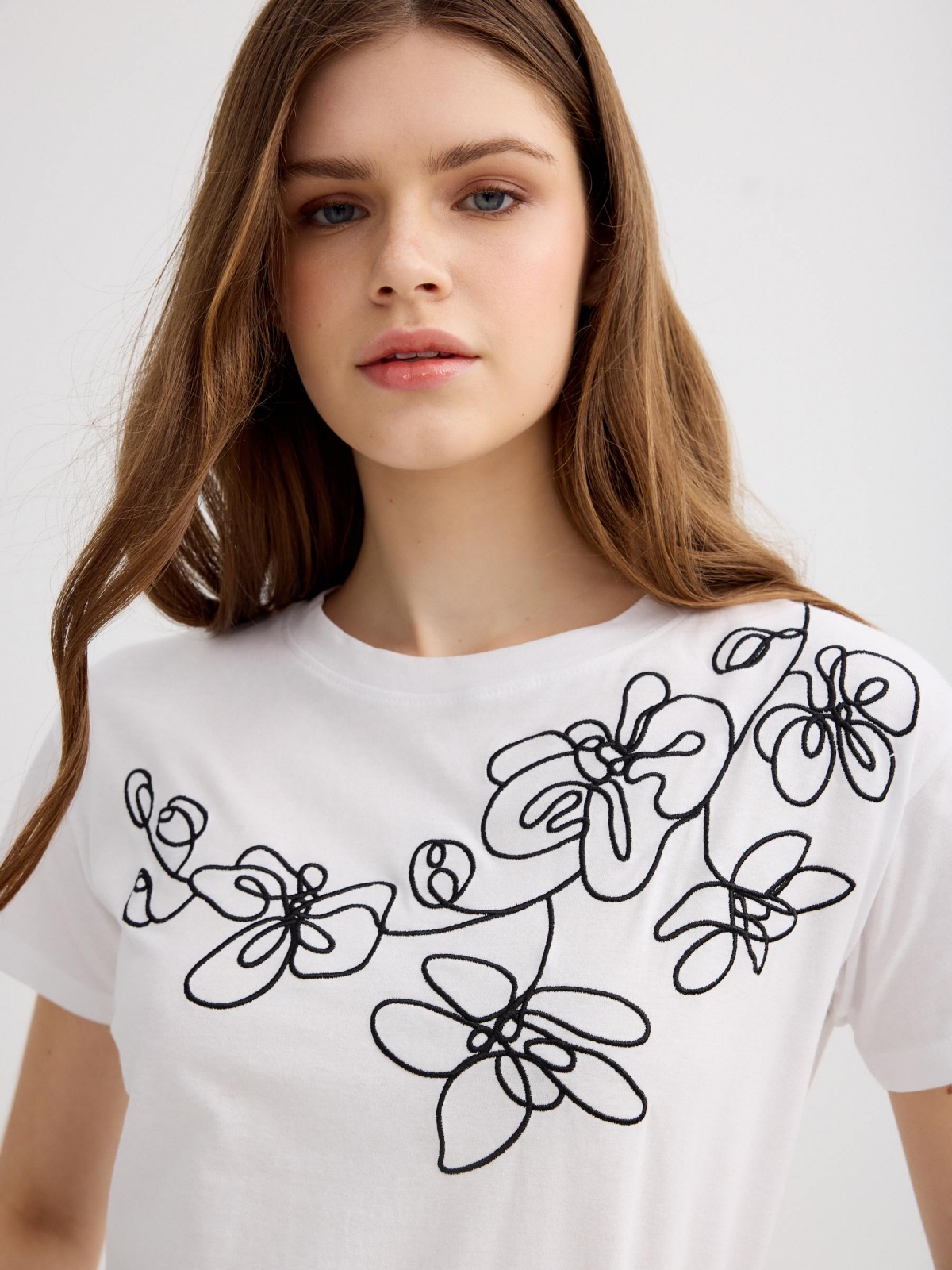 Floral embroidered T-shirt white detail view