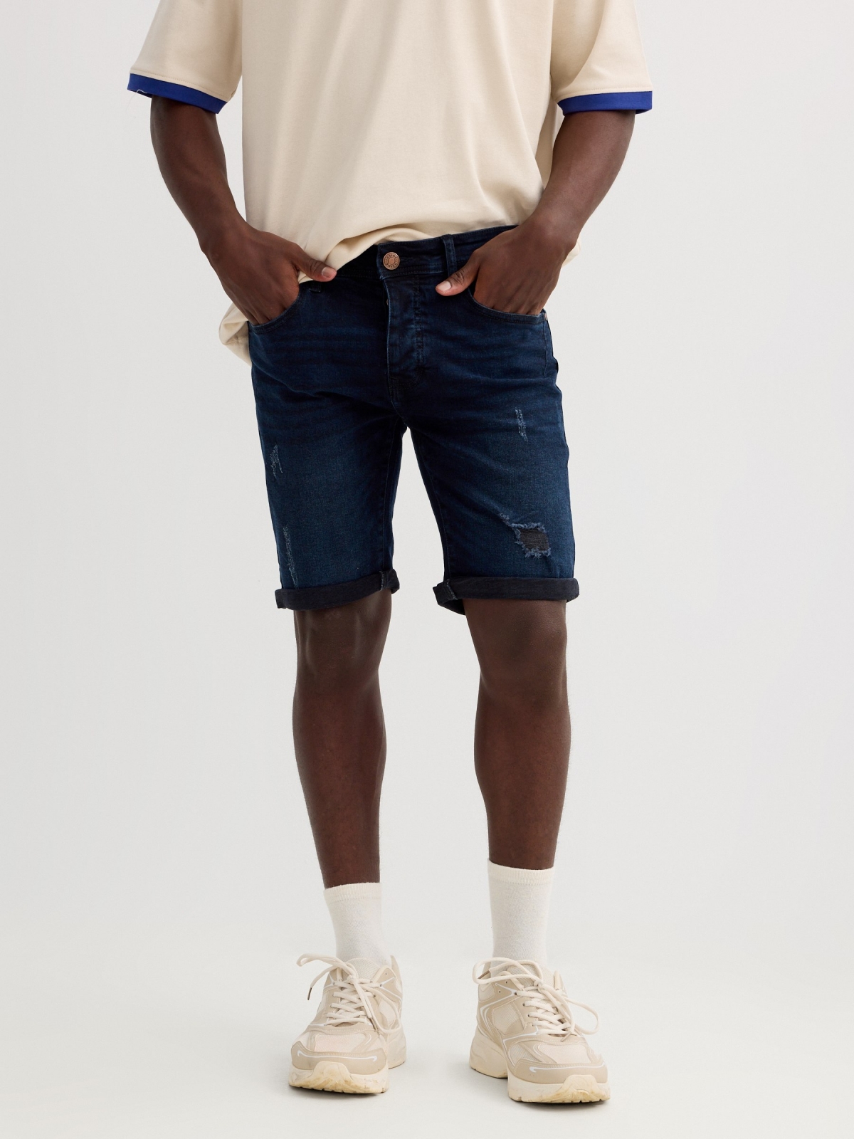 Bermuda jeans azul escuro rasgados azul vista meia traseira