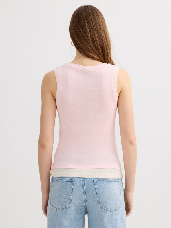 Camiseta sisa efecto doble slim rosa vista media trasera