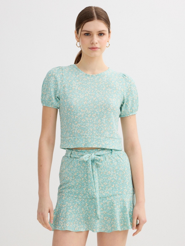 Camiseta crop estampado floral aguamarina vista media frontal