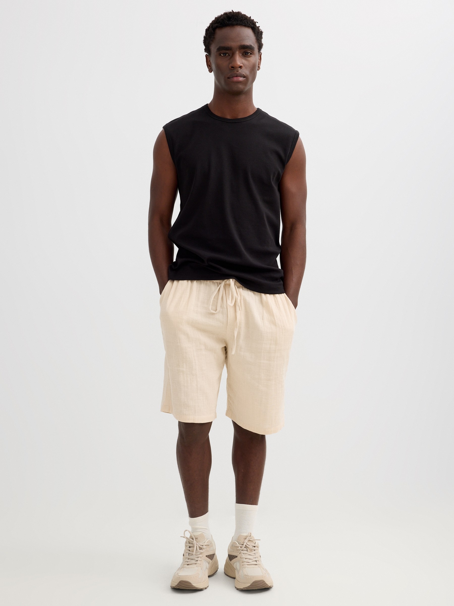 Bermuda jogger crudo vista media frontal