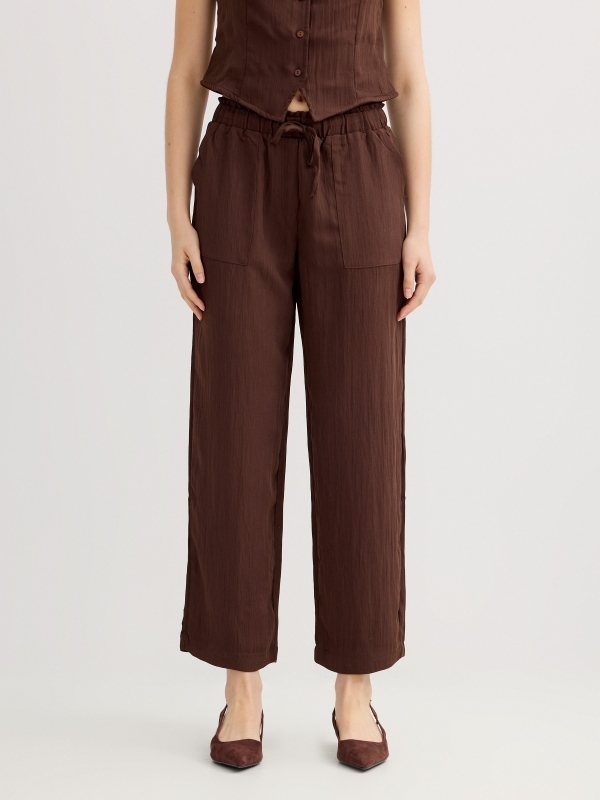 Pantalón jogger lazos chocolate vista media frontal