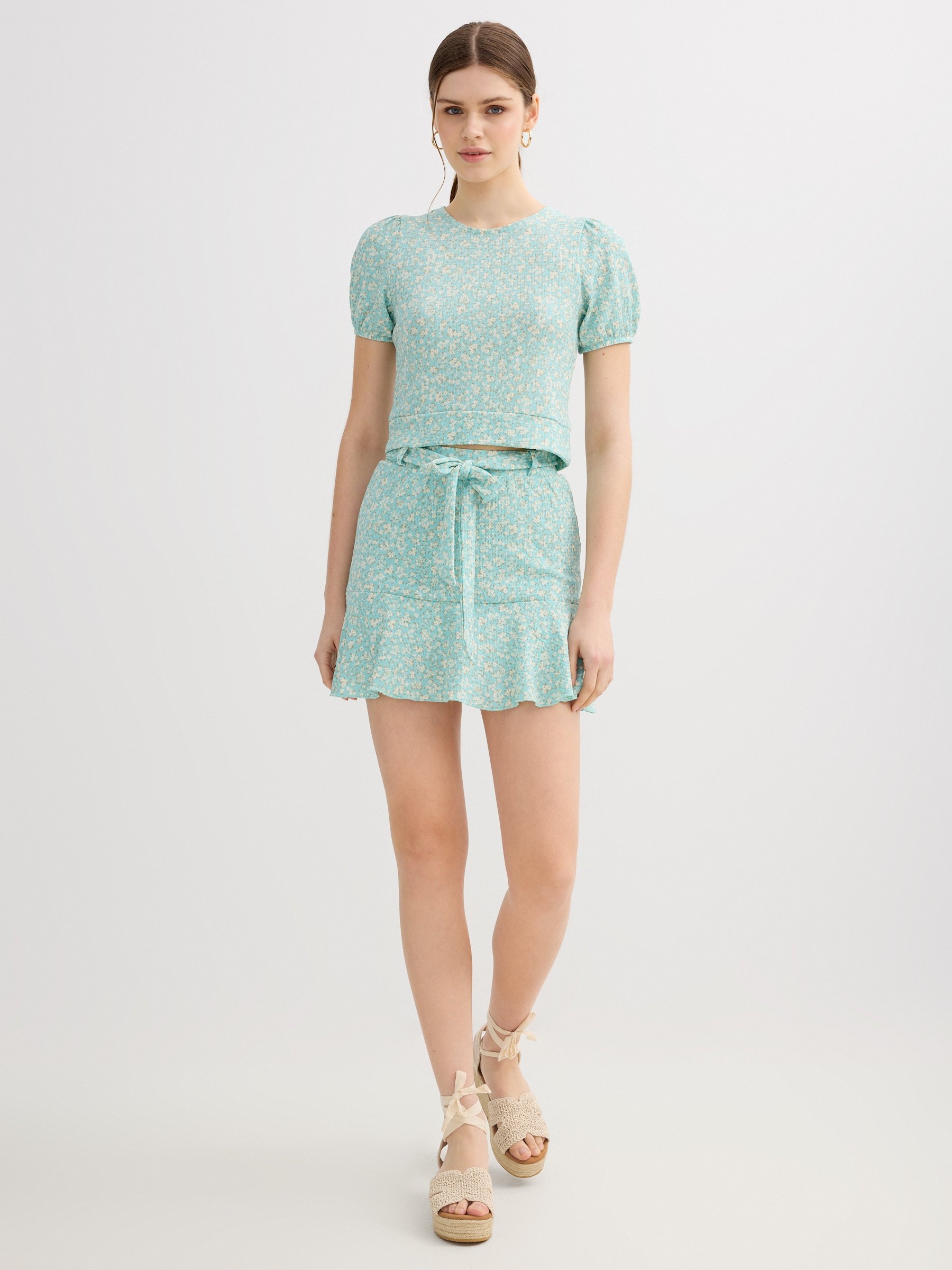 Camiseta cropped estampado floral água-marinha vista meia frontal