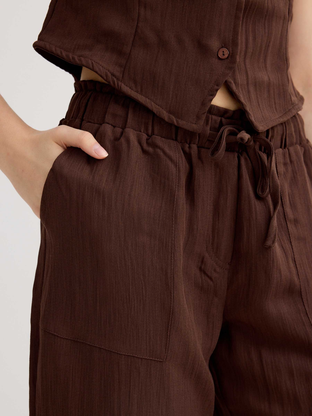 Pantalón jogger lazos chocolate vista detalle