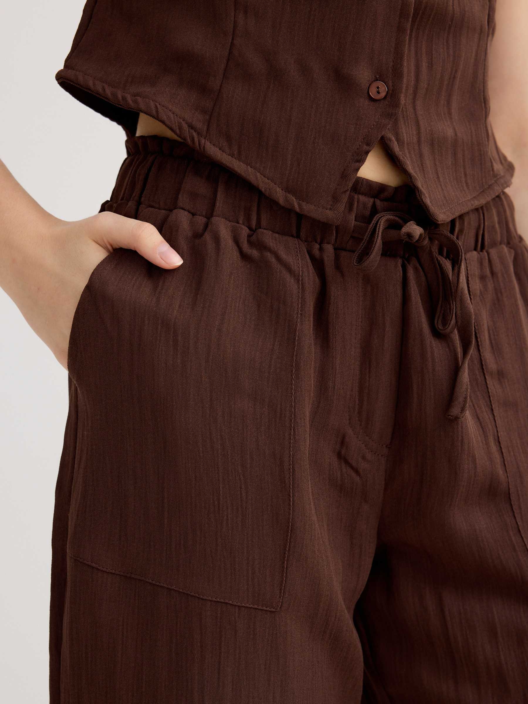 Pantalón jogger lazos chocolate vista general frontal