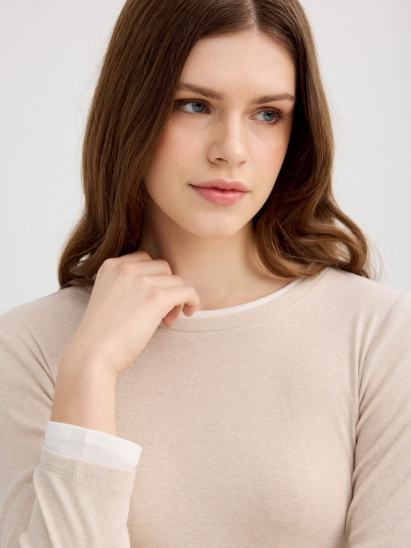 Double-layer T-shirt sand detail view