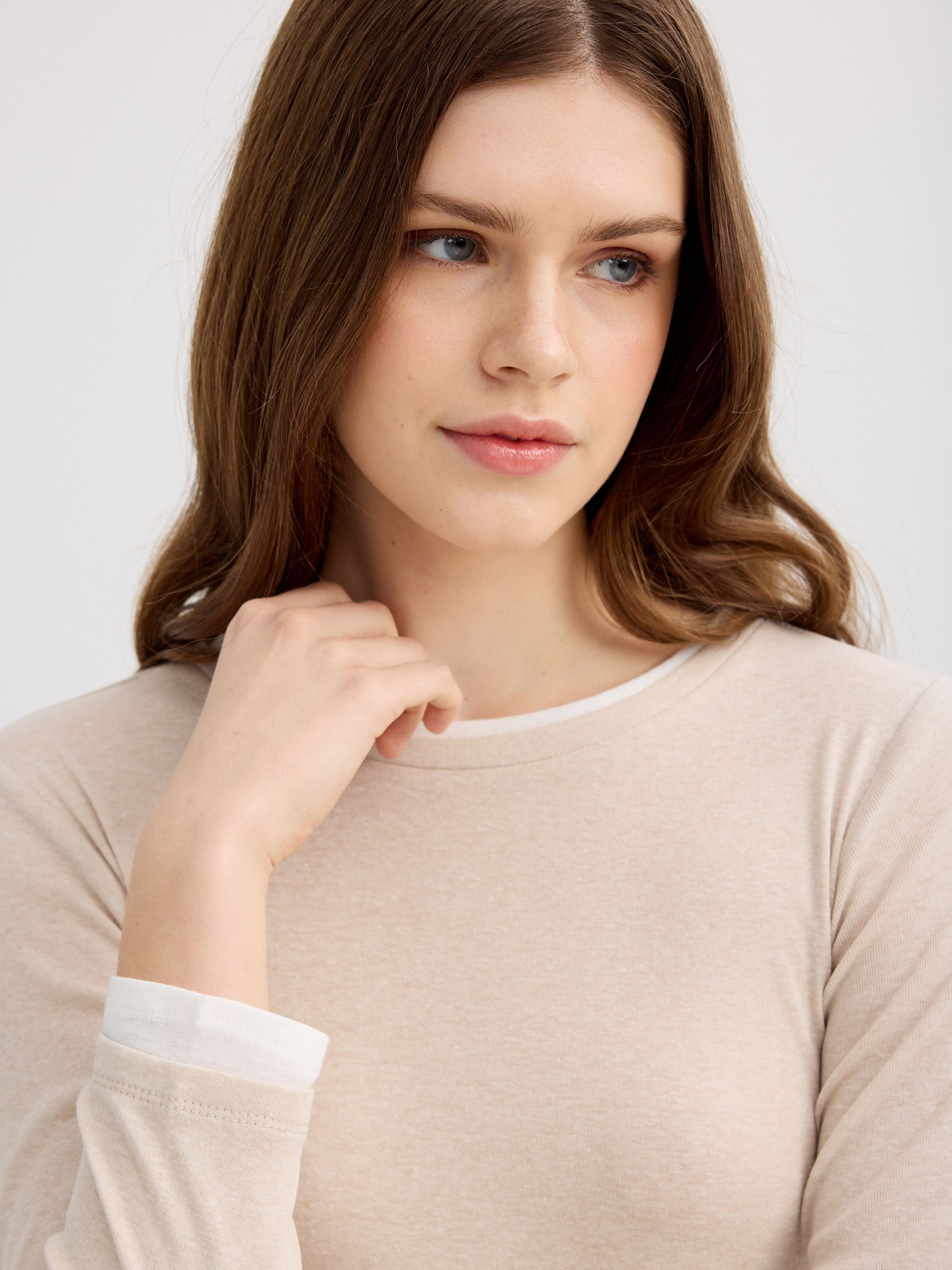 Camiseta doble capa arena vista media frontal