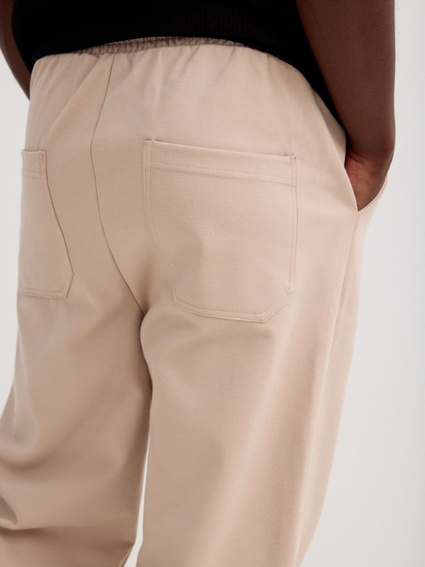 Jogger de felpa com cordões bege vista detalhe