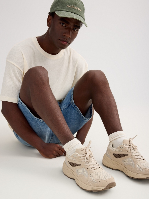 Deportiva urbana contraste beige vista detalle