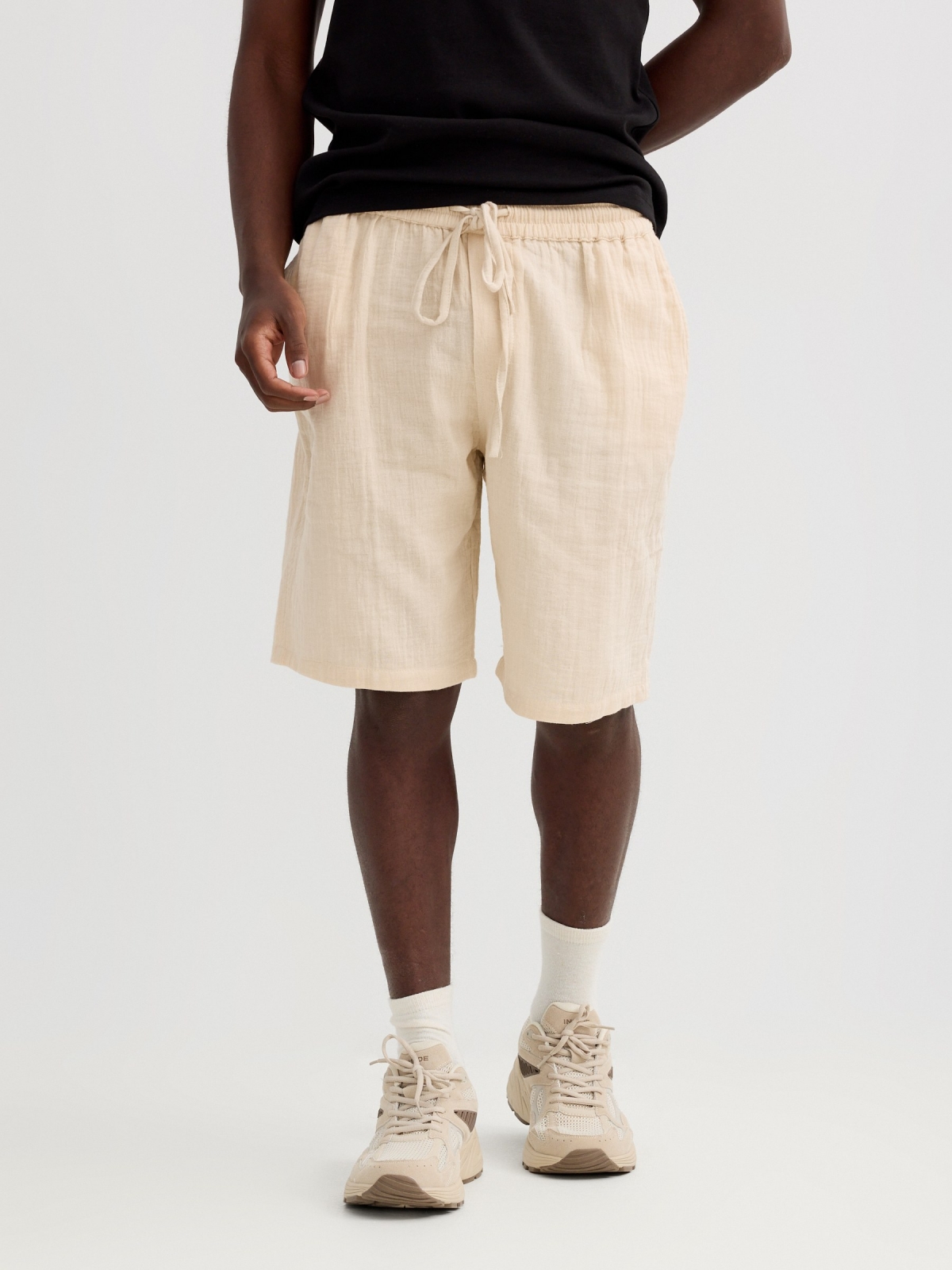 Bermuda jogger crudo vista media trasera