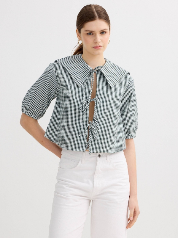 Camisa cuello bebé lazos verde oscuro vista media frontal