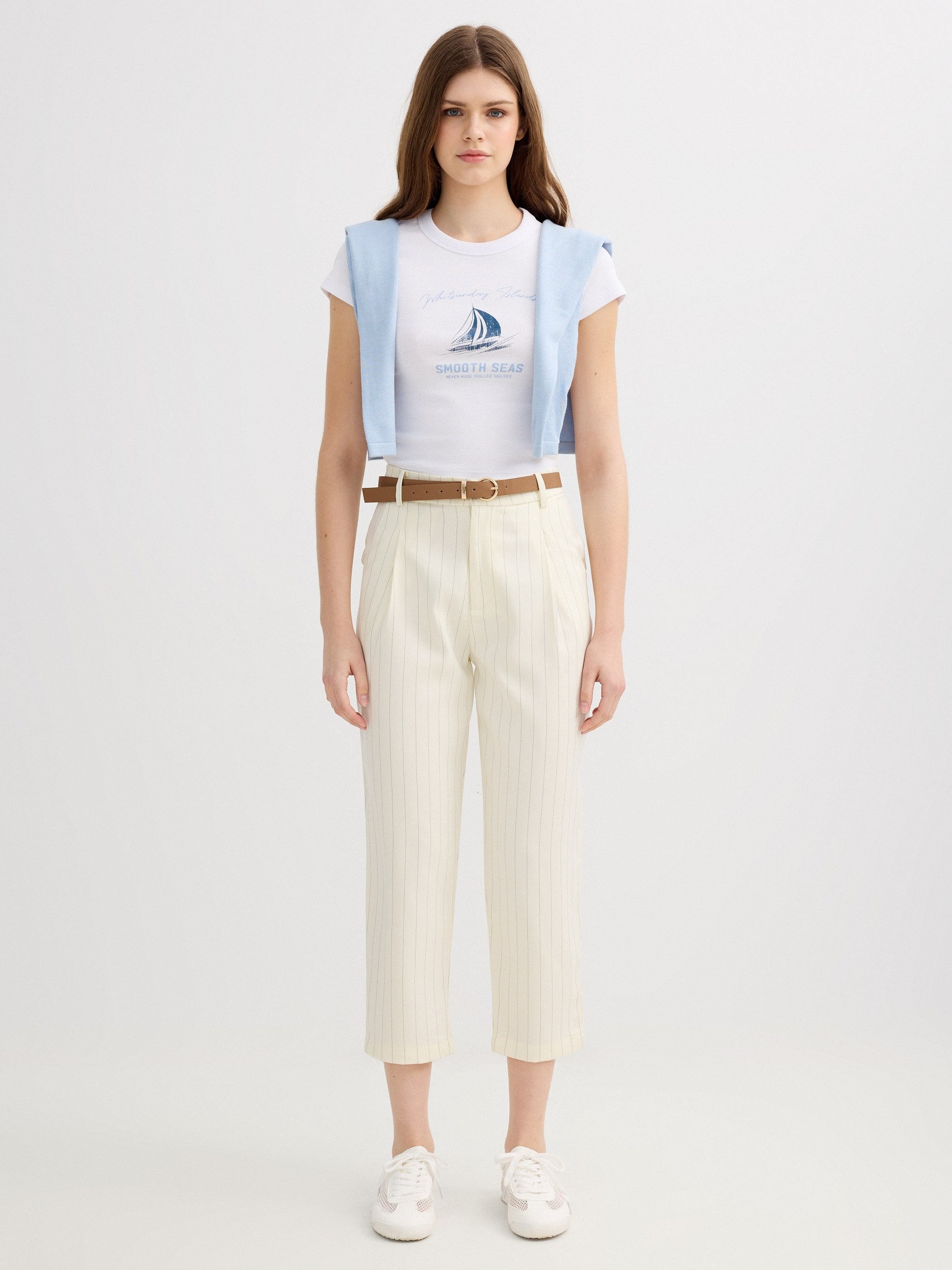 Pantalón capri de rayas con cinturón crudo vista general frontal