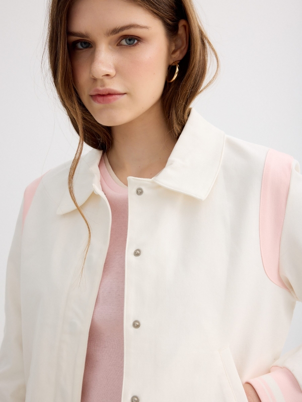 Jaqueta rib contrastante off white vista detalhe