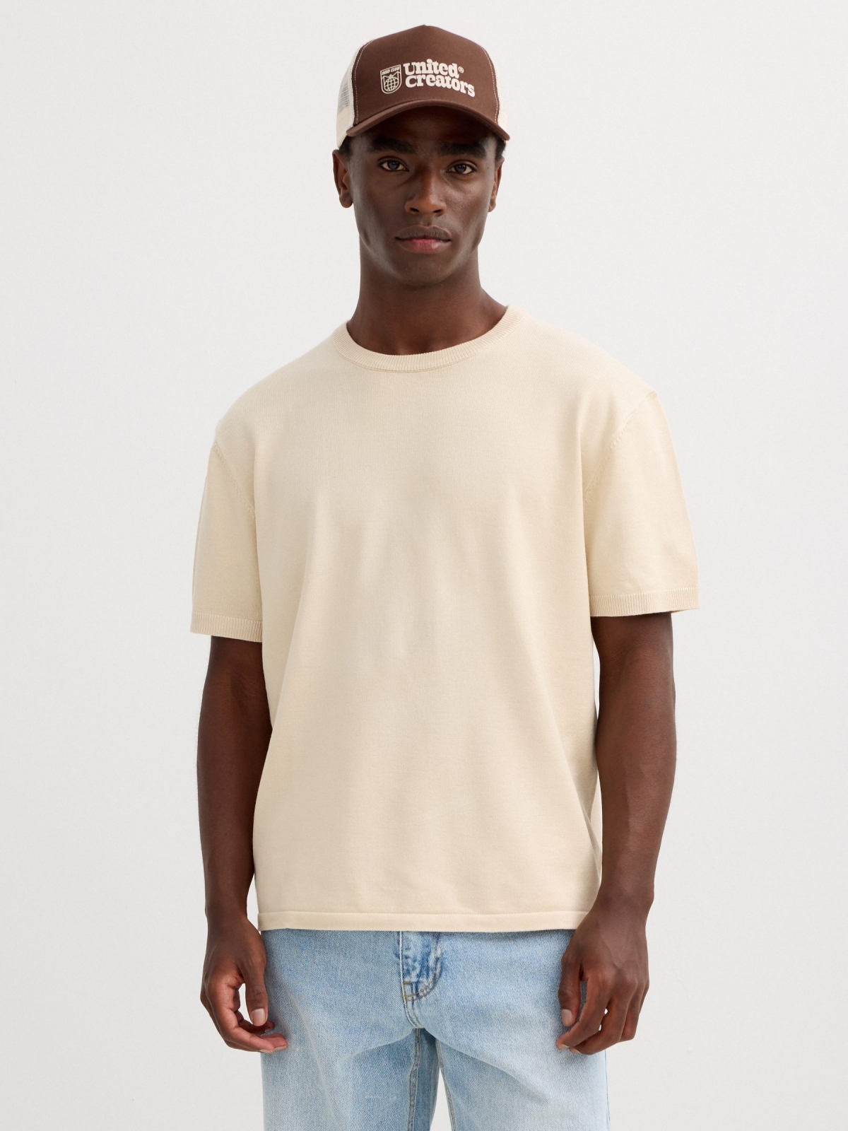 Camiseta de malha lisa crua vista meia frontal