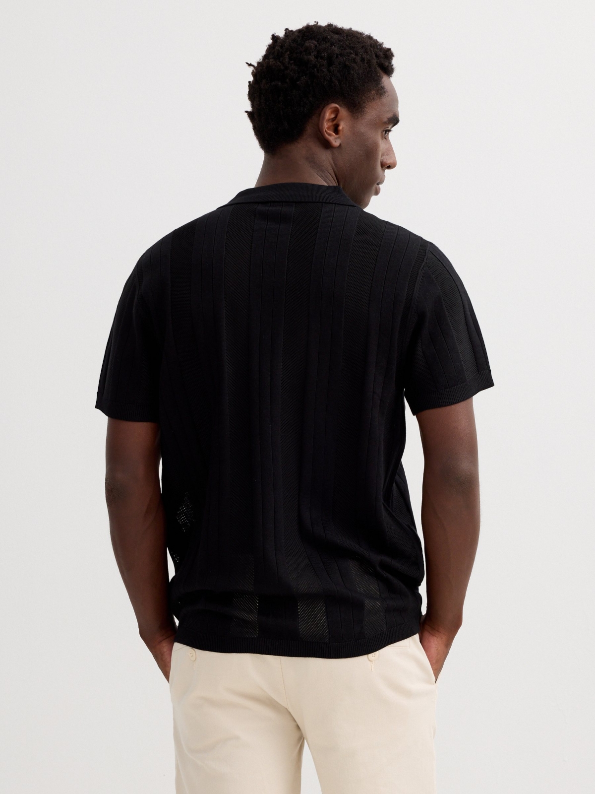 Polo de malha com botões preto vista meia traseira