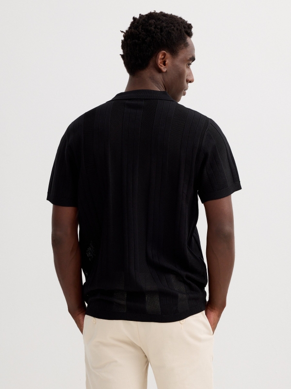 Polo de malha com botões preto vista meia traseira