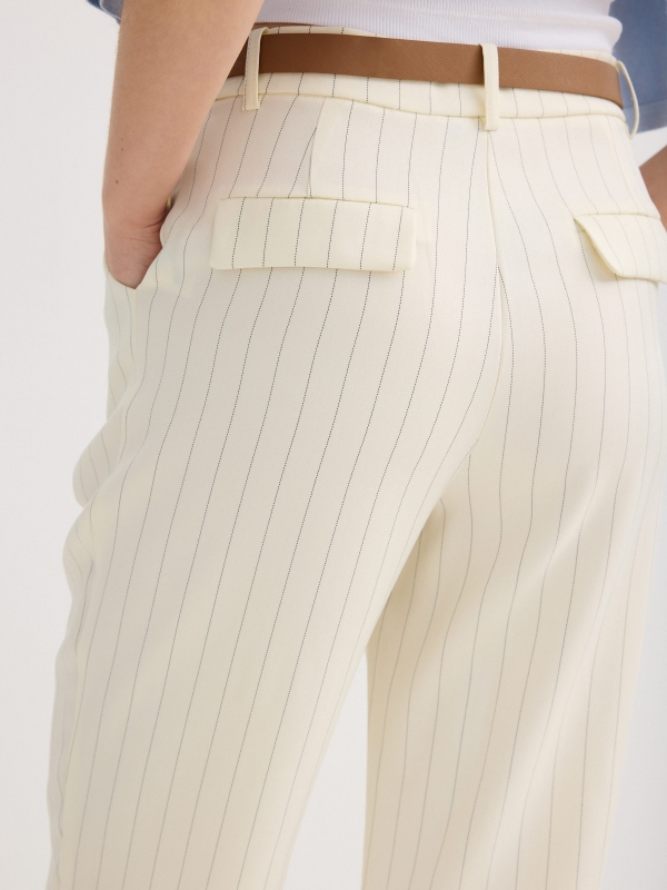 Calça capri listrada com cinto crua vista detalhe