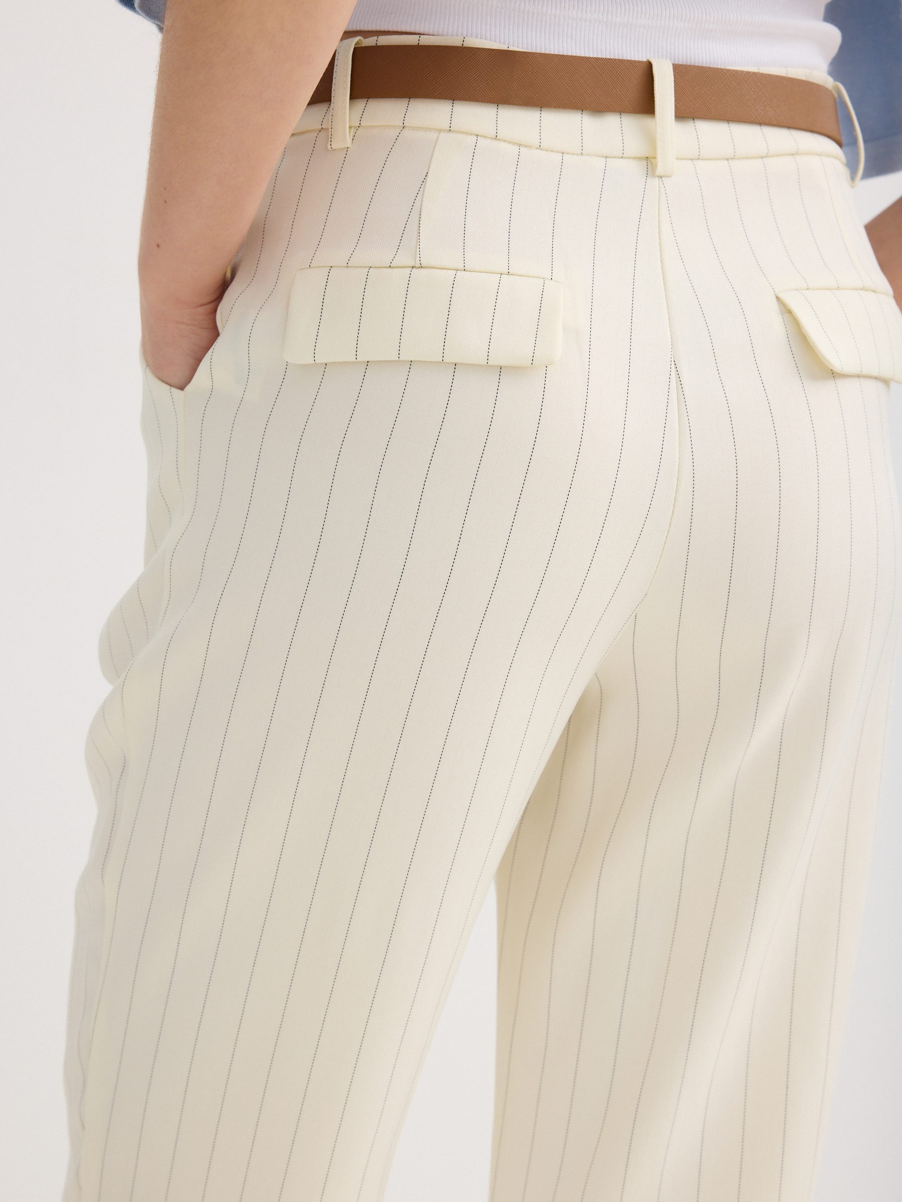 Calça capri listrada com cinto crua vista geral frontal