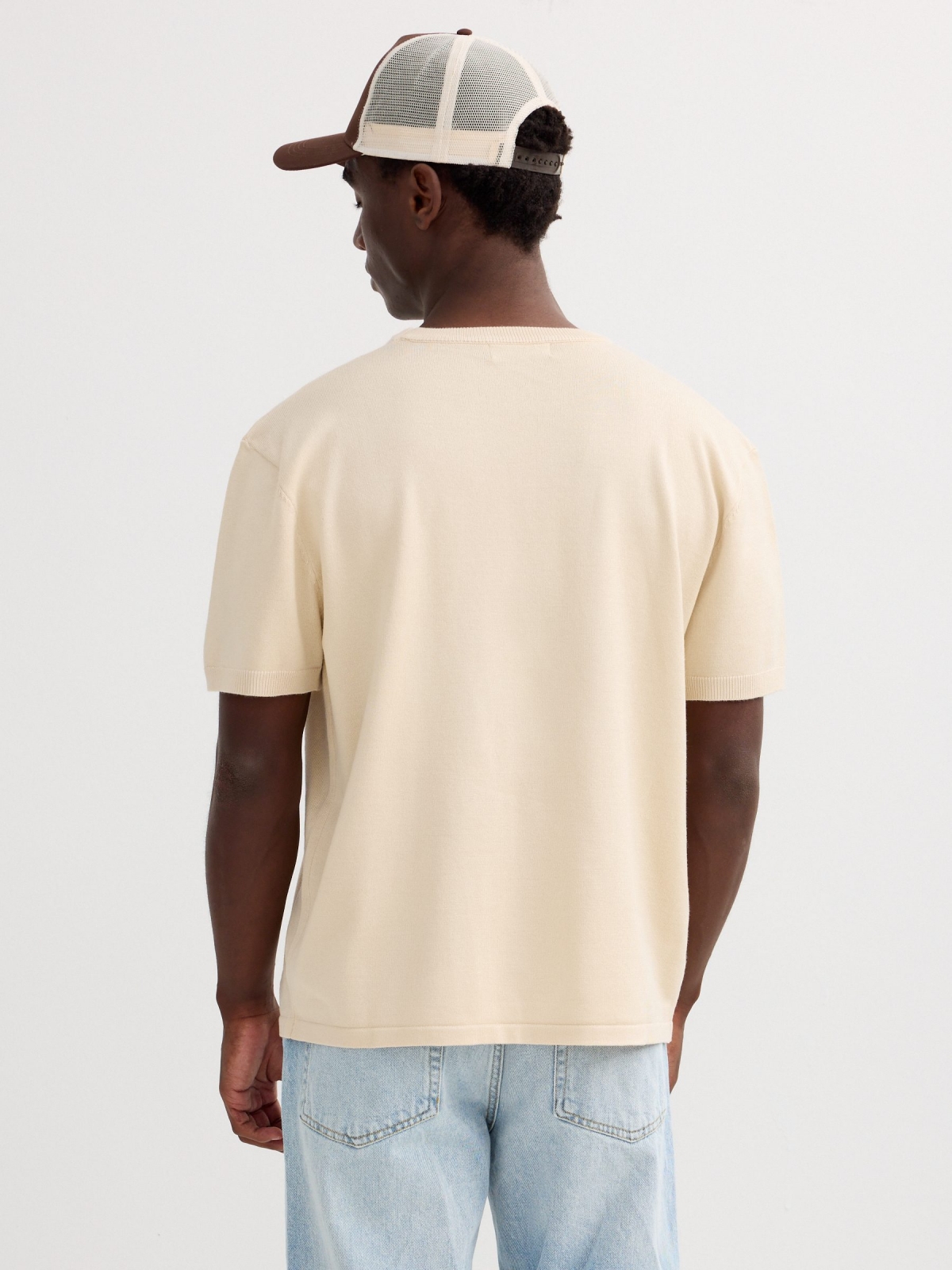 Camiseta de malha lisa crua vista meia traseira